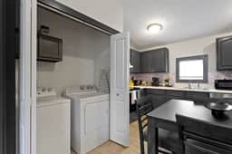 Cozy Living Near Grand Park - Image 2